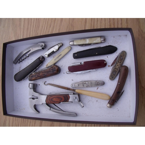 23 - Tray containing a selection of various vintage and modern pocket knives