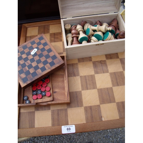 69 - Wooden chessboard and turned wood chess set, and a smaller travelling style draughts board (2)