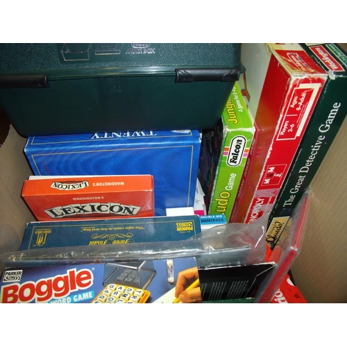 85 - Box containing a large quantity of various vintage board and other games including Monopoly, Cluedo,... 