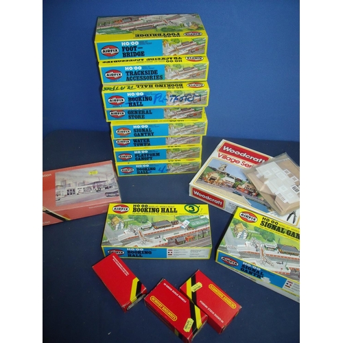 115 - Large quantity of Airfix, Hornby, Bryant and May OO gauge accessories including various building kit... 