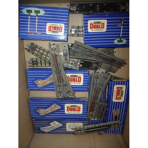 135 - Box containing a selection of various boxed and unboxed Hornby Dublo three rail points, D1 signals, ... 