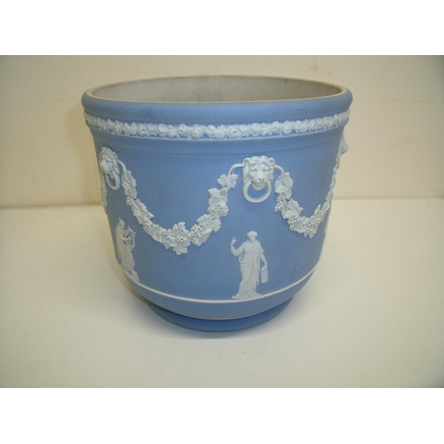 208 - Large Wedgwood blue Jasperware jardinière (diameter 21cm, 19cm high)