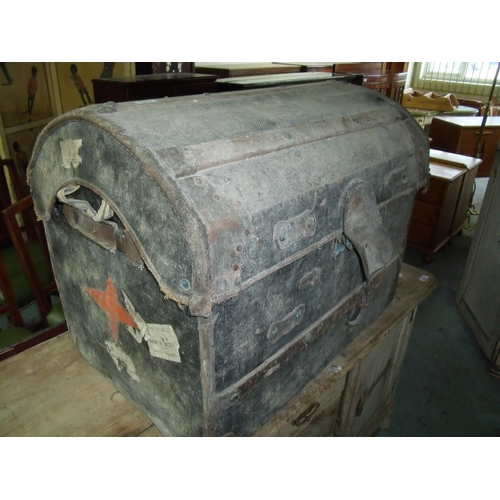 111 - Vintage wooden slated, canvas and leather bound trunk with lift out tray (A/F)