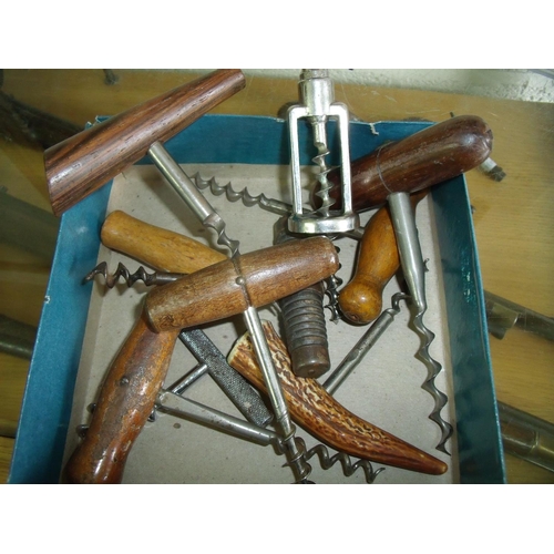 126 - Collection of various assorted vintage and other corkscrews