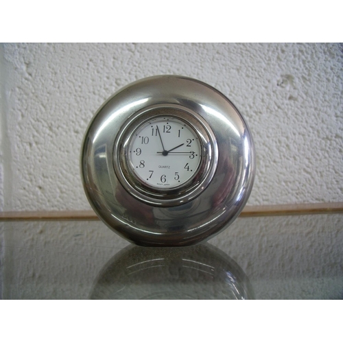 215 - Unusual desk clock in silver plated case, with quartz movement (height 8cm)