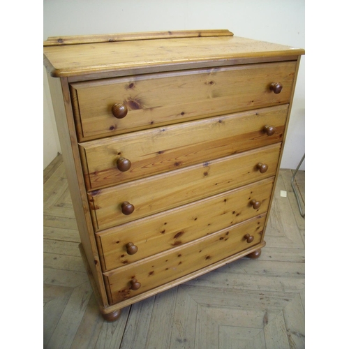 286 - Modern pine chest of five drawers (90cm x 46cm x 110cm)