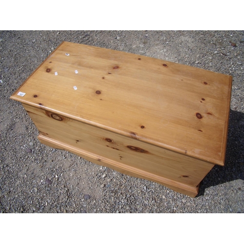 337 - Modern pine rectangular blanket box with hinged top (98cm x 48cm x 42cm)