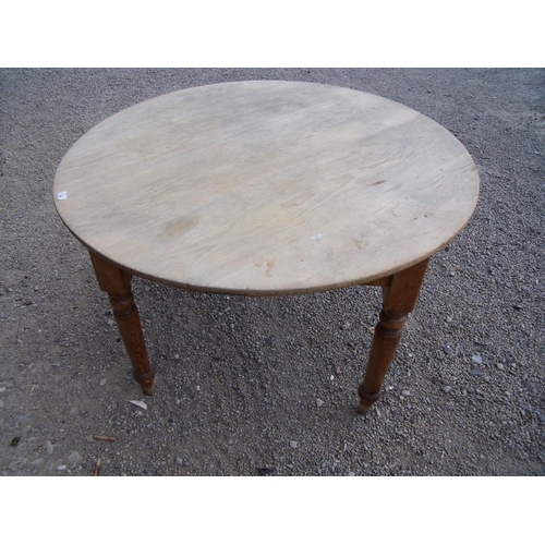 339 - Victorian pine circular top dining table on turned supports (diameter 118cm)