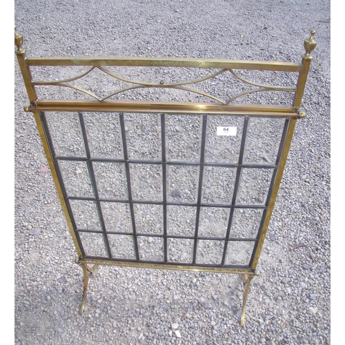 64 - Edwardian brass fire screen with lead glazed bevelled edge glass panels and urn shaped finials (widt... 