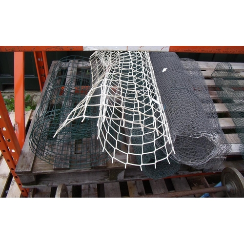 115 - Selection of chicken wire and garden fencing