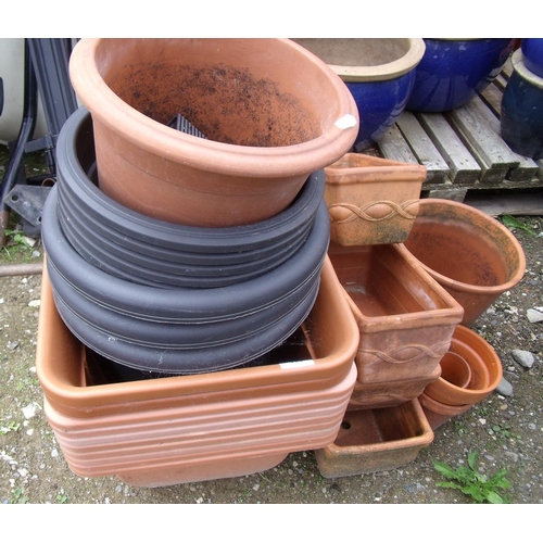 122 - Selection of garden pots in terracotta and plastic