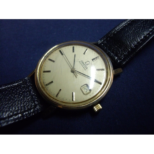 208 - Gents 9ct gold cased Omega automatic wristwatch with black leather strap and state dial, the back ca... 