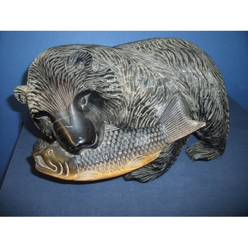 82 - Large 20th C carved wood figure of a bear with a salmon in its mouth (height 21cm)