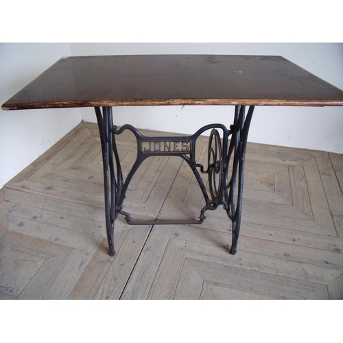 257 - Rectangular top cafe style table with cast metal Singer sewing machine base (103cm x 61cm x 75cm)