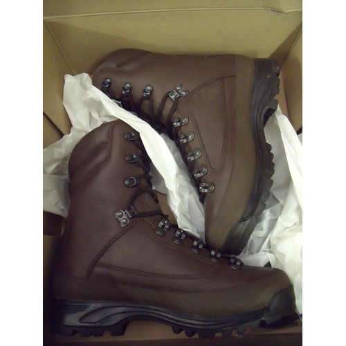 182 - Boxed as new pair of British military issue ladies brown combat cold weather boots (size 6M)