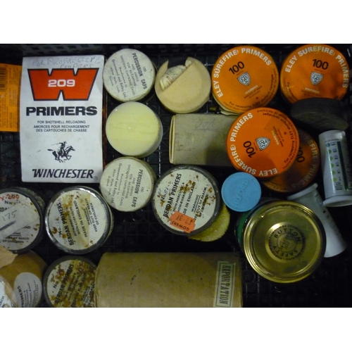 711 - Large quantity of various assorted primers and percussion caps for shotguns etc, of various manufact... 