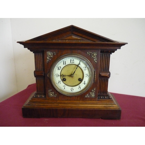 13 - Oak cased 19th/20th C striking mantel clock with arch top (height 33cm)