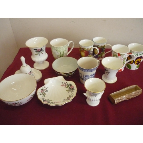 28 - Small selection of various Wedgwood Hathaway Rose pattern ceramics and other items in one box