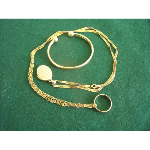 10 - 9ct gold bangle, 9ct wedding band, 9ct necklace & locket (3) (15gm)