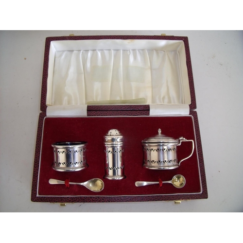 90 - Cased Birmingham silver hallmarked cruet set