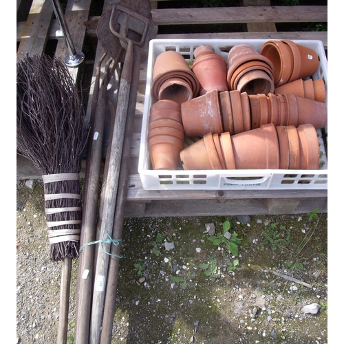 138 - Set of garden tools, container with large amount of terracotta pots