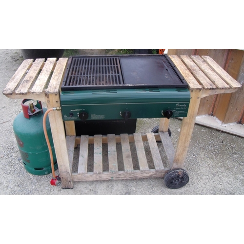 157 - Bounty 3 burner flatbed barbeque with gas bottle