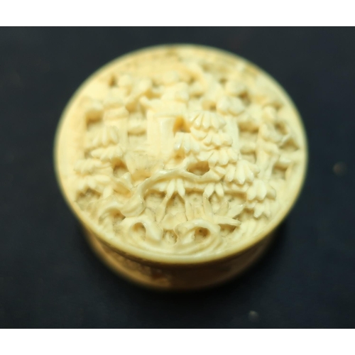 39 - 19/20th C carved Chinese ivory circular pillbox with screw off lid (diameter 4cm, height 2.5cm)