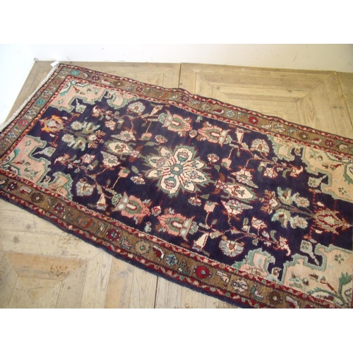 203 - Blue & beige ground Persian pattern woollen rug (203cm x 103cm)