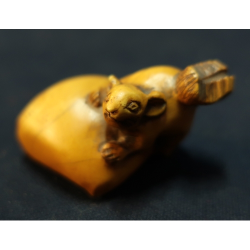30 - Edo Period 19th C Japanese Netsuke of flying squirrel, signed to the base (approx 3.5cm high)