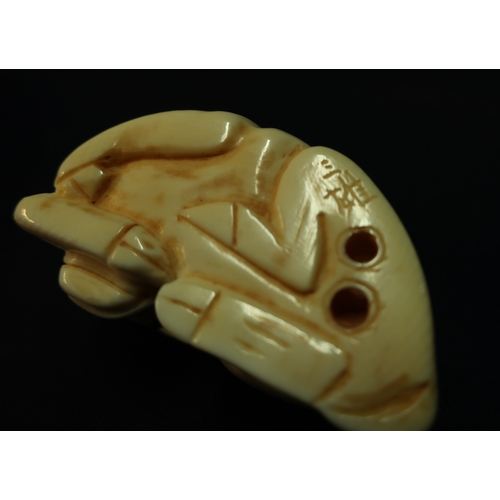 33 - Edo period Japanese Netsuke of a buffalo at rest, signed to the base (approx 2.5cm high)