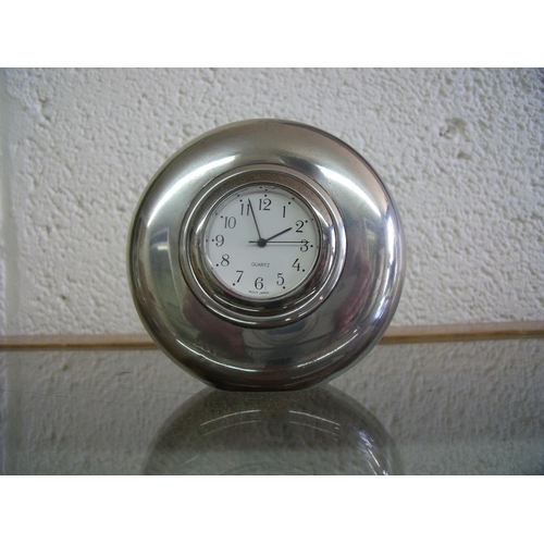 193 - Unusual desk clock in silver plated case, with quartz movement (height 8cm)
