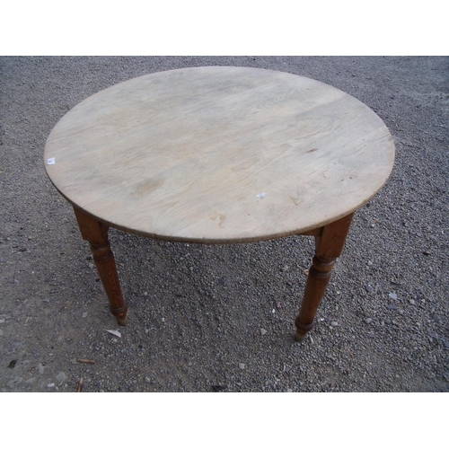 211 - Victorian pine circular top dining table on turned supports (diameter 118cm)