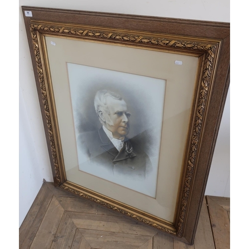 517 - Large framed 19th/20th C portrait of an elderly gentleman in oak and gilt frame (86cm x 102cm)