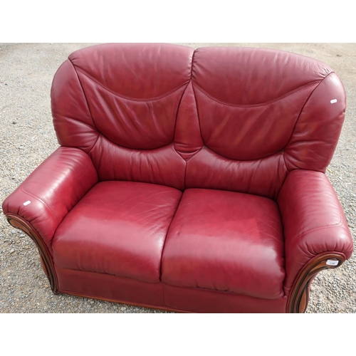 116 - Modern leather two seat sofa (width 135cm)