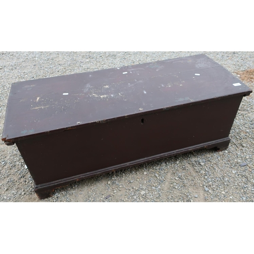 118 - 19th C painted pine blanket box with hinged top and bracket feet (113cm x 45cm x 44cm)