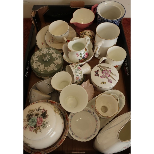 89 - Various decorative ceramics in one box, including Wedgwood, Royal Doulton, Impressions vase, etc