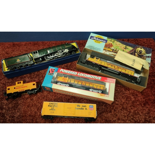 248 - Boxed Athearn OO gauge Union Pacific Diesel 3571, a similar Union Pacific 2007, small selection of r... 