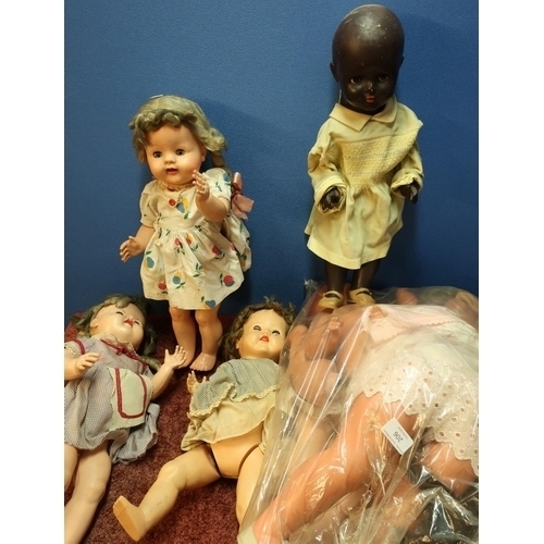 206 - Large selection of 1950s and 60s hard plastic dolls of various form