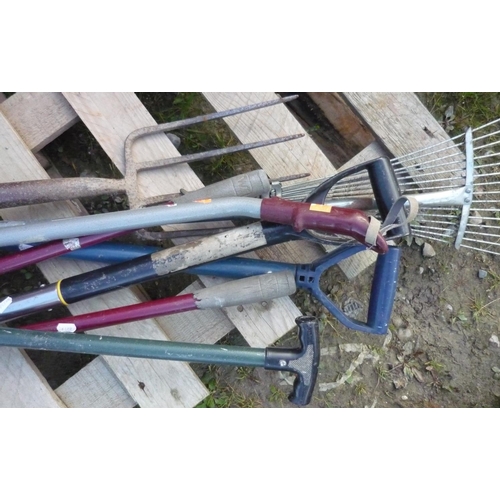 165 - Quantity of garden tools including fork, spade, shears etc