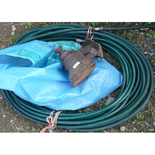 171 - Extremely large chain with two vintage jacks and a large hose pipe