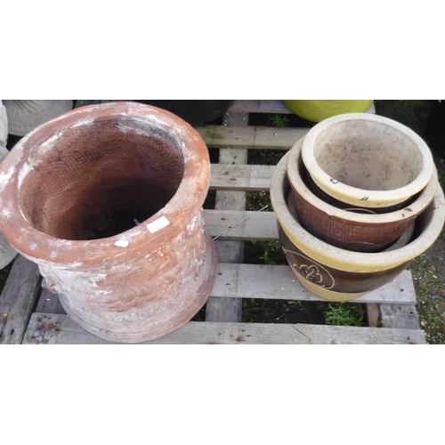 176 - Large terracotta pot depicting cherubs, and four garden pots