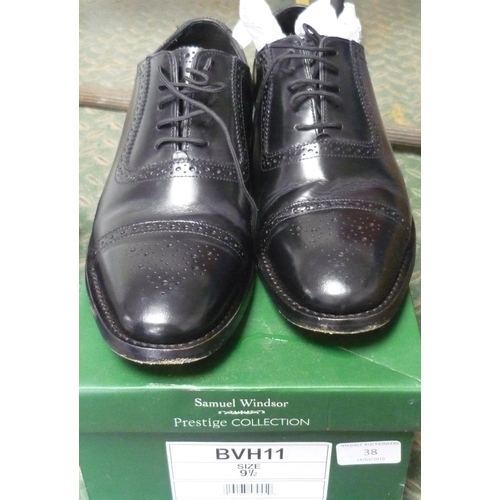 38 - Pair of Samuel Windsor Prestige Collection shoes (size 9 1/2)
