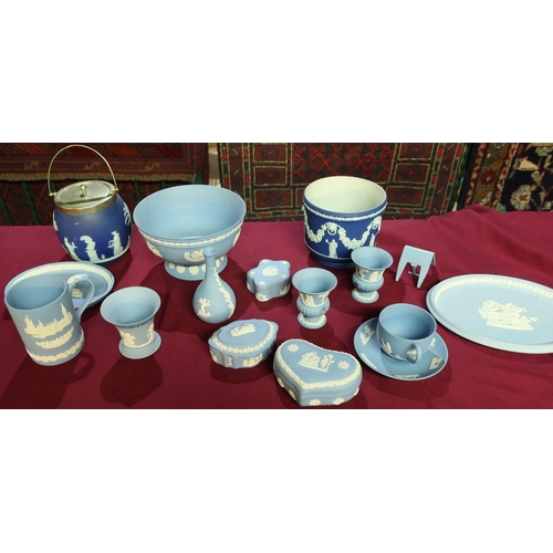 70 - Large selection of various Wedgwood ceramics including jardiniere, biscuit barrel, bowl, oval plates... 