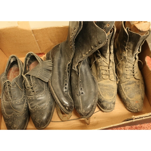 160 - Box of various assorted gentlemans vintage footwear, including ice skates, ankle boots, golfing shoe... 