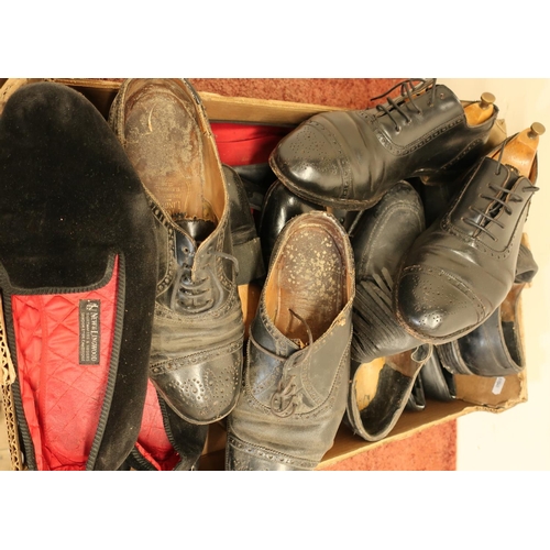 162 - A selection of quality gentlemans vintage footwear, including various leather shoes, brogues, dining... 
