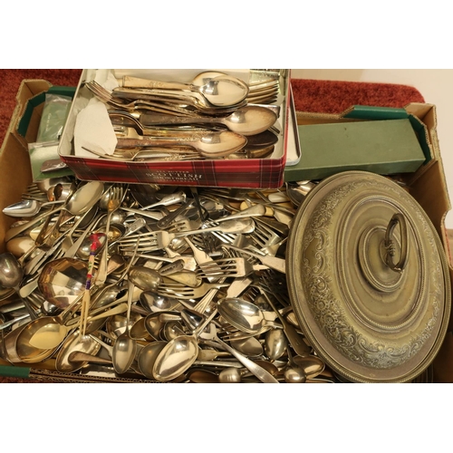 305 - Box containing a large quantity of various assorted plated cutlery and other items