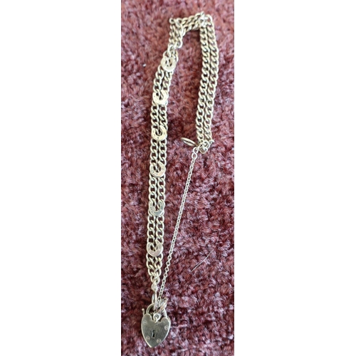446 - 9ct gold chainlink horseshoe and padlock clasp bracelet (11g)