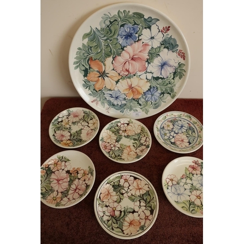 562 - Mallorca wall plaque decorated with flowers and six matching plates