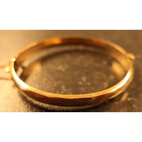 109 - 9ct gold hinged bangle (9gms)