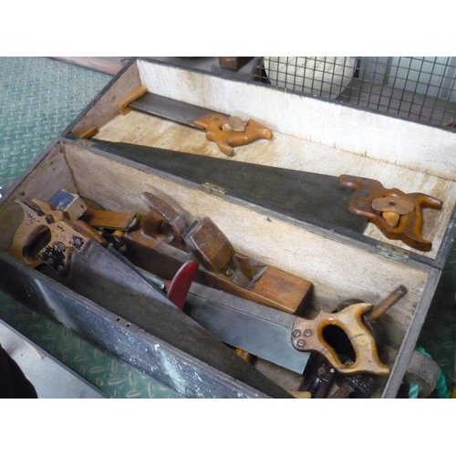 49 - Woodworkers chest containing a large amount of saws, wood planes, saw sharpener, wooden measure and ... 